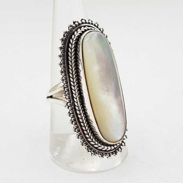 Ein Silber ring set mit einem ovalen mother-of-Pearl