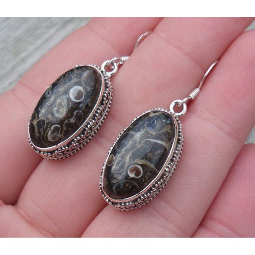 Silber Ohrringe mit Turitella-Achat-set in einem geschnitzten Einstellung 