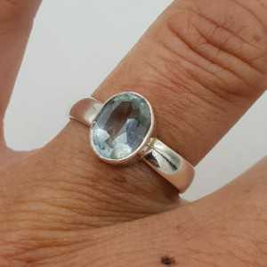 Zilveren ring gezet met ovale blauw Topaas 16.5 mm