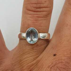 Zilveren ring gezet met ovale blauw Topaas 16.5 mm
