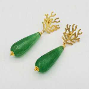 Goud vergulde oorbellen met smalle groene Jade druppel