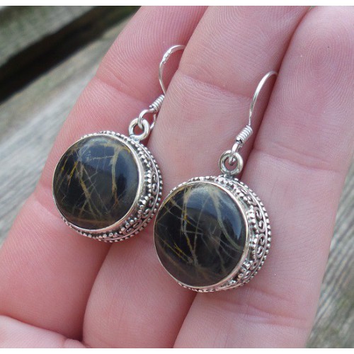 Zilveren oorbellen met ronde Pilbara Jaspis in bewerkte setting 
