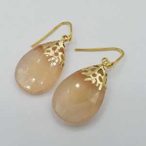 Goud vergulde oorbellen met brede peach kleurige quartz
