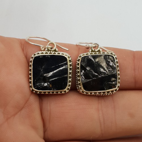 Zilveren oorbellen Shungiet gezet in bewerkte setting