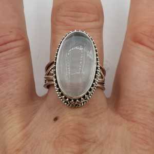 Zilveren ring met ovale Seleniet in bewerkte setting 19 mm