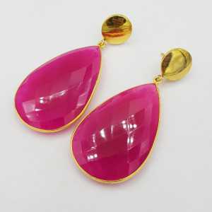 Goud vergulde oorbellen met grote fuchsia roze Chalcedoon druppel