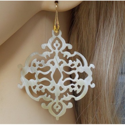 Oorbellen met uitgesneden blanke Buffelhoorn