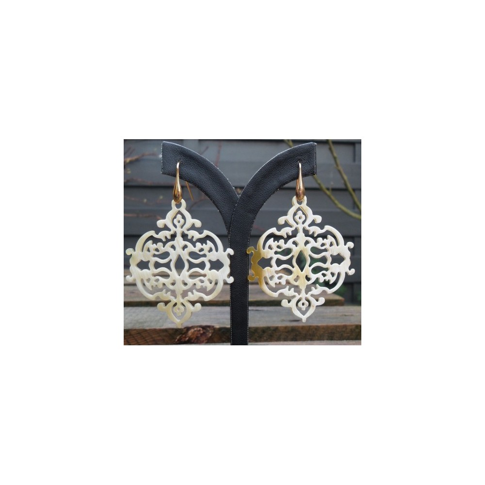 Oorbellen met uitgesneden blanke Buffelhoorn