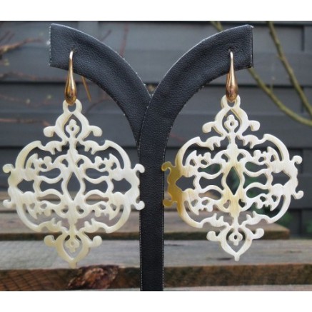 Oorbellen met uitgesneden blanke Buffelhoorn