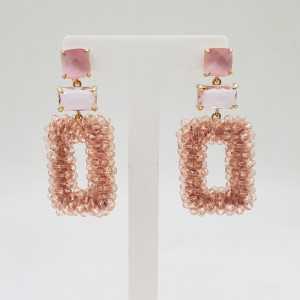 Goud vergulde oorbellen met rechthoekige roze kristallen hanger en crystal