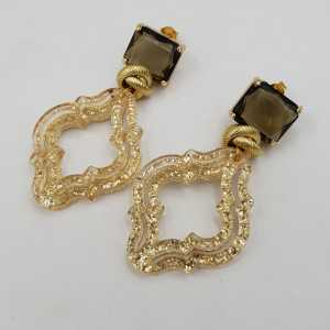 Goud vergulde oorbellen met bruin crystal en gouden resin hanger