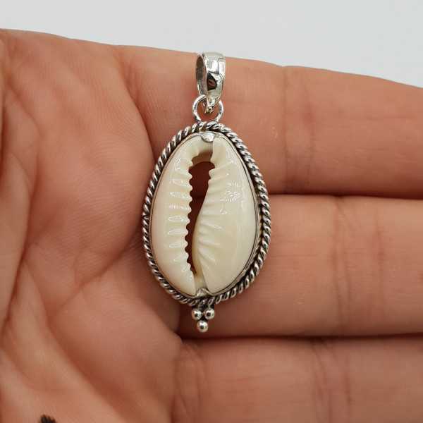 Silver pendant set with Cowrie shell