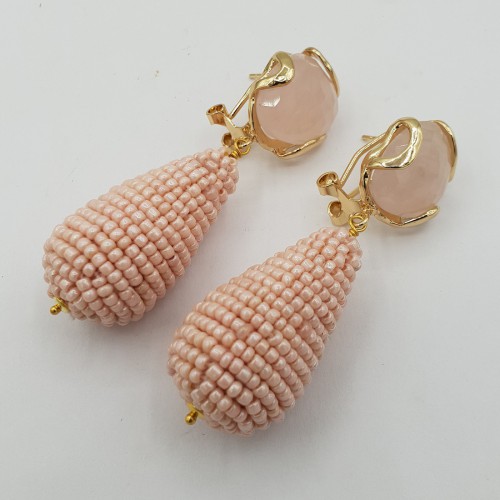 Vergulde oorbellen Rozenkwarts en druppel van roze glaskraaltjes
