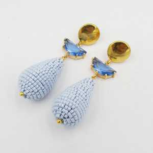 Goud vergulde oorbellen met kristal en druppel van blauwe glaskraaltjes