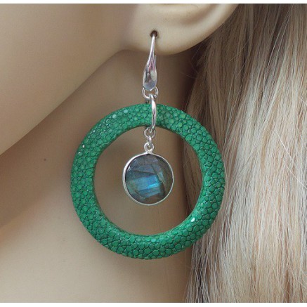 Zilveren oorbellen met ronde Labradoriet en groen Roggenleer