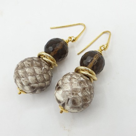 Vergulde oorbellen met Slangenleer en Smokey Topaas