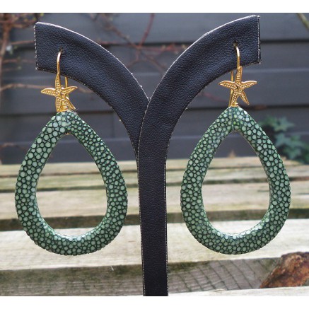 Vergulde oorbellen met open druppel van groen Roggenleer