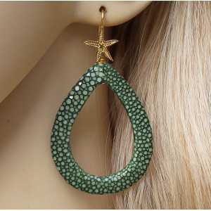 Gold plated earrings with open drop of green Roggenleer