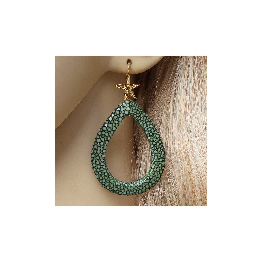 Vergulde oorbellen met open druppel van groen Roggenleer