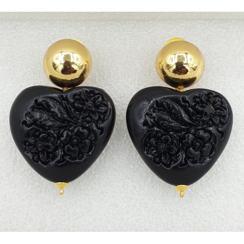 Vergulde oorbellen uitgesneden zwarte resin hart