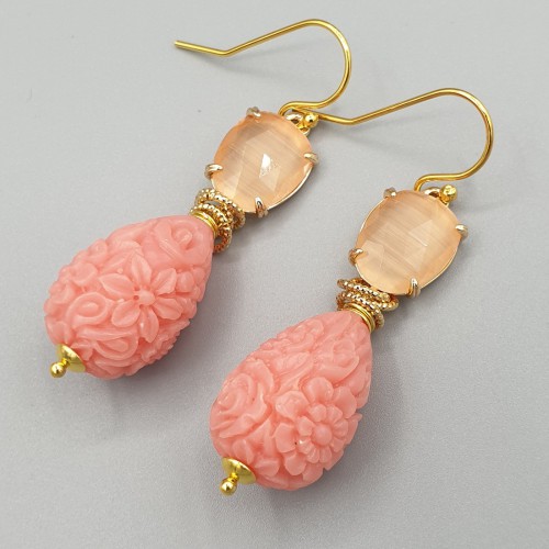 Vergulde oorbellen uitgesneden zalm kleurige resin en Kattenoog