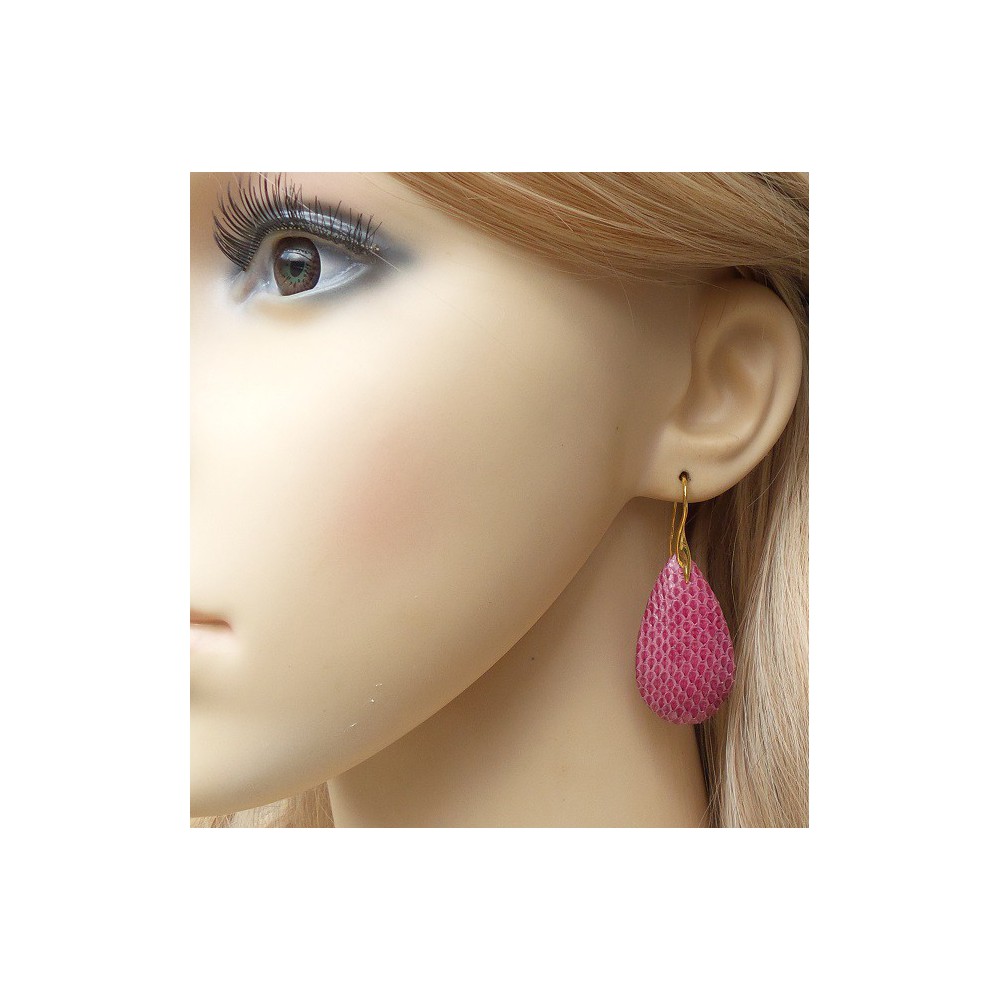 Vergulde oorbellen met druppel van roze Slangenhuid