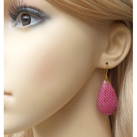 Vergulde oorbellen met druppel van roze Slangenhuid