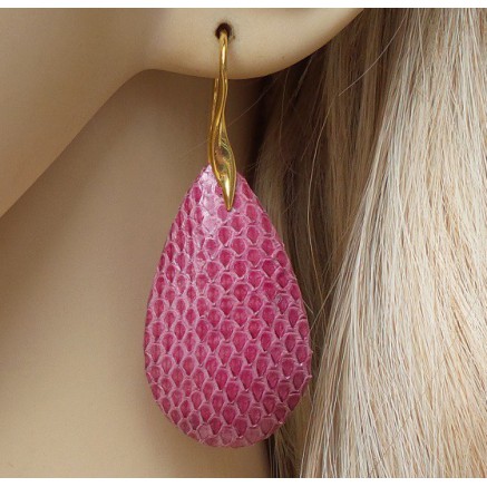 Vergulde oorbellen met druppel van roze Slangenhuid