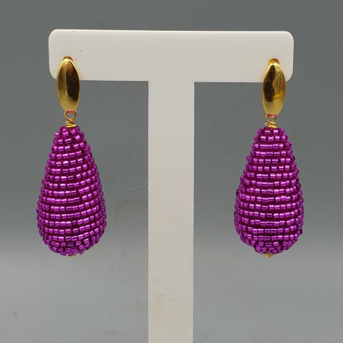 Vergulde oorbellen met metallic fuchsia roze druppel