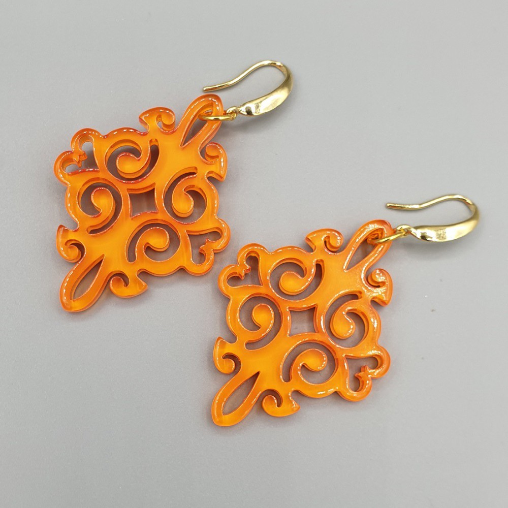 Oorbellen met oranje resin hanger