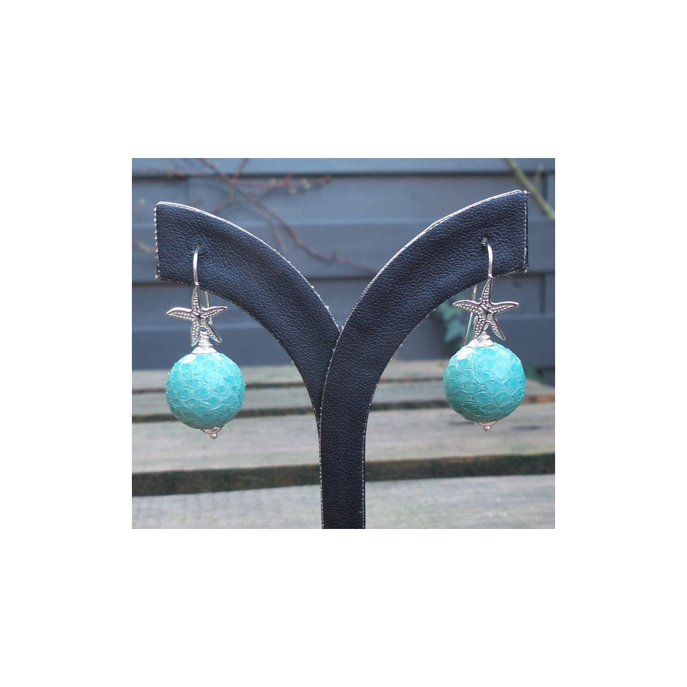 Zilveren oorbellen met bol van turkoois Slangenhuid