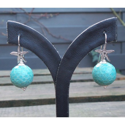 Zilveren oorbellen met bol van turkoois Slangenhuid