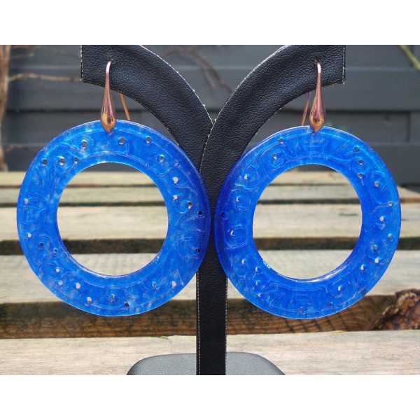 Vergulde oorbellen met grote ronde uitgesneden blauwe Jade