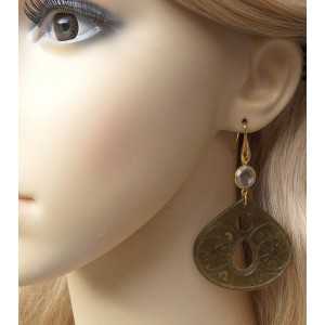 Vergoldete Ohrringe mit geschnitzten Jade und Bergkristall 