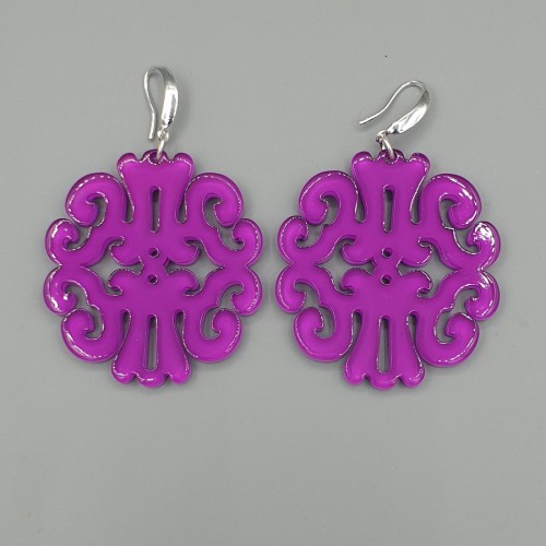 Oorbellen met magenta kleurige resin hanger