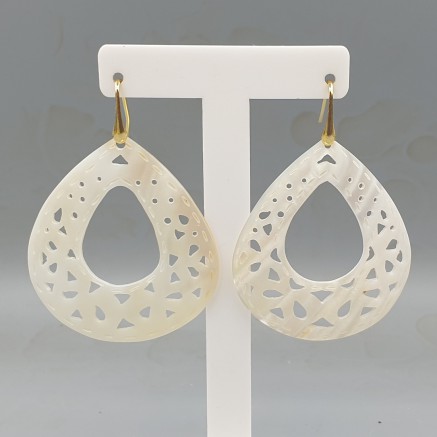 Oorbellen uitgesneden witte schelp druppel