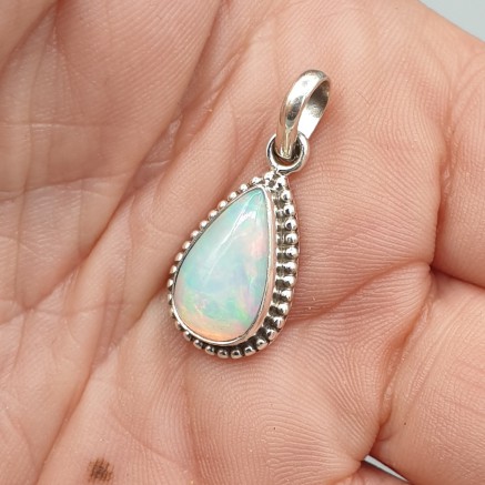 Zilveren hanger met druppelvormige Opaal