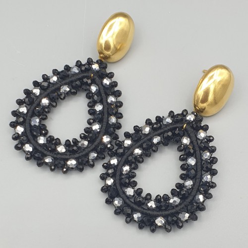 Vergulde oorbellen met zwarte zilver kleurige hanger