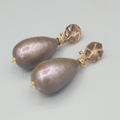 Vergulde oorbellen bruine katoen parel bloem van schelp