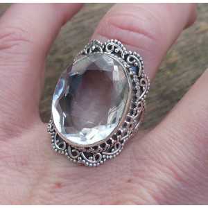 Zilveren ring gezet met wit Topaas en bewerkte kop 17 mm