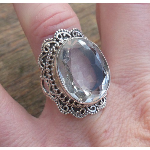 Zilveren ring gezet met wit Topaas en bewerkte kop 17 mm