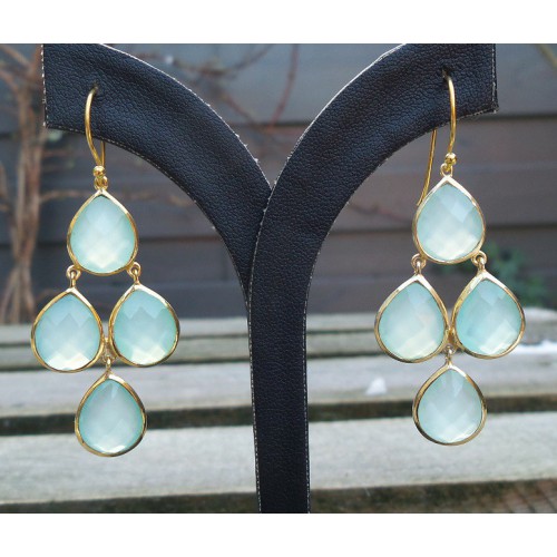 Vergulde lange oorbellen gezet met aqua Chalcedoon