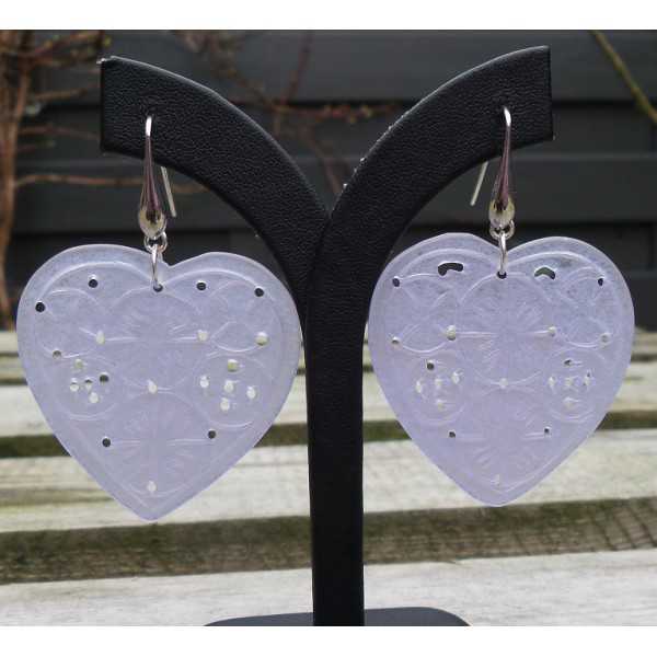 Zilveren oorbellen met uit lavendel Jade gesneden harten