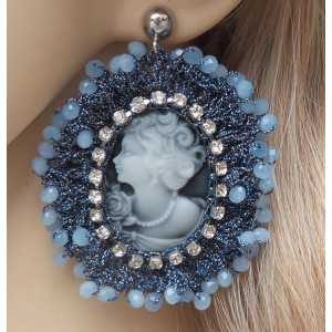 Zilveren oorbellen met camee hanger van zijdedraad en kristallen blauw