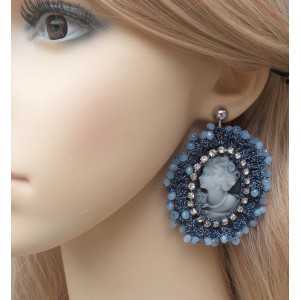 Zilveren oorbellen met camee hanger van zijdedraad en kristallen blauw