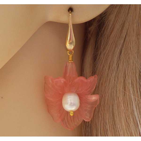 Vergoldete Ohrringe mit Blume und Süßwasser-Perle