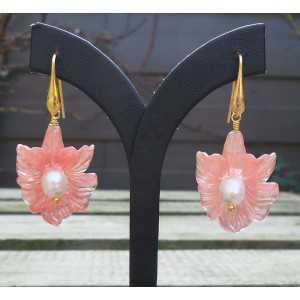 Vergoldete Ohrringe mit Blume und Süßwasser-Perle