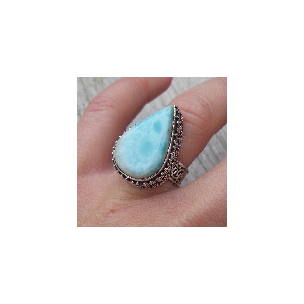 Zilveren ring met Larimar gezet in bewerkte setting 16.5 mm