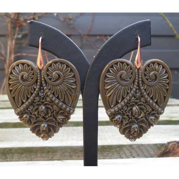 Earrings with cut out heart brown
