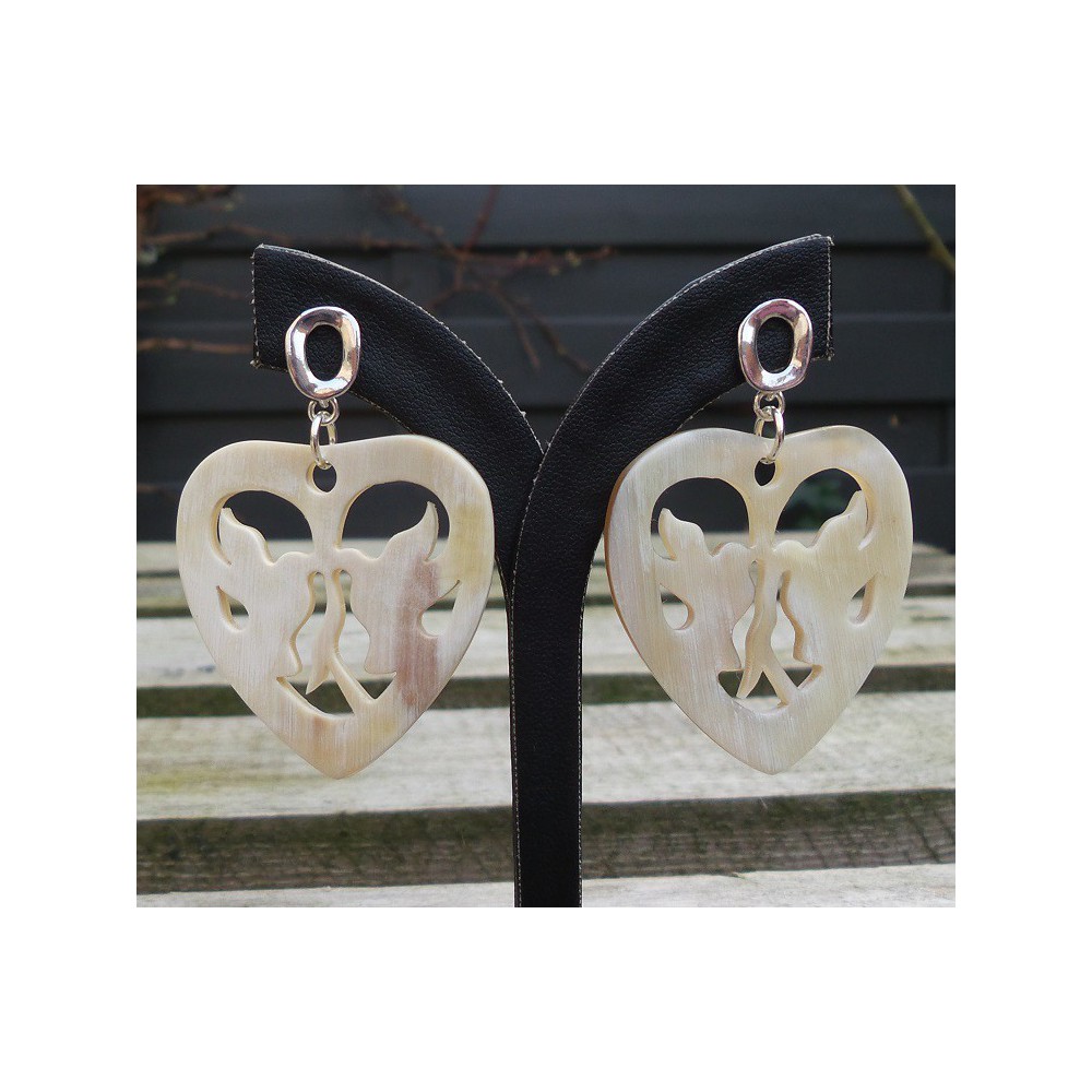 Zilveren oorbellen met harten met duiven van Buffelhoorn